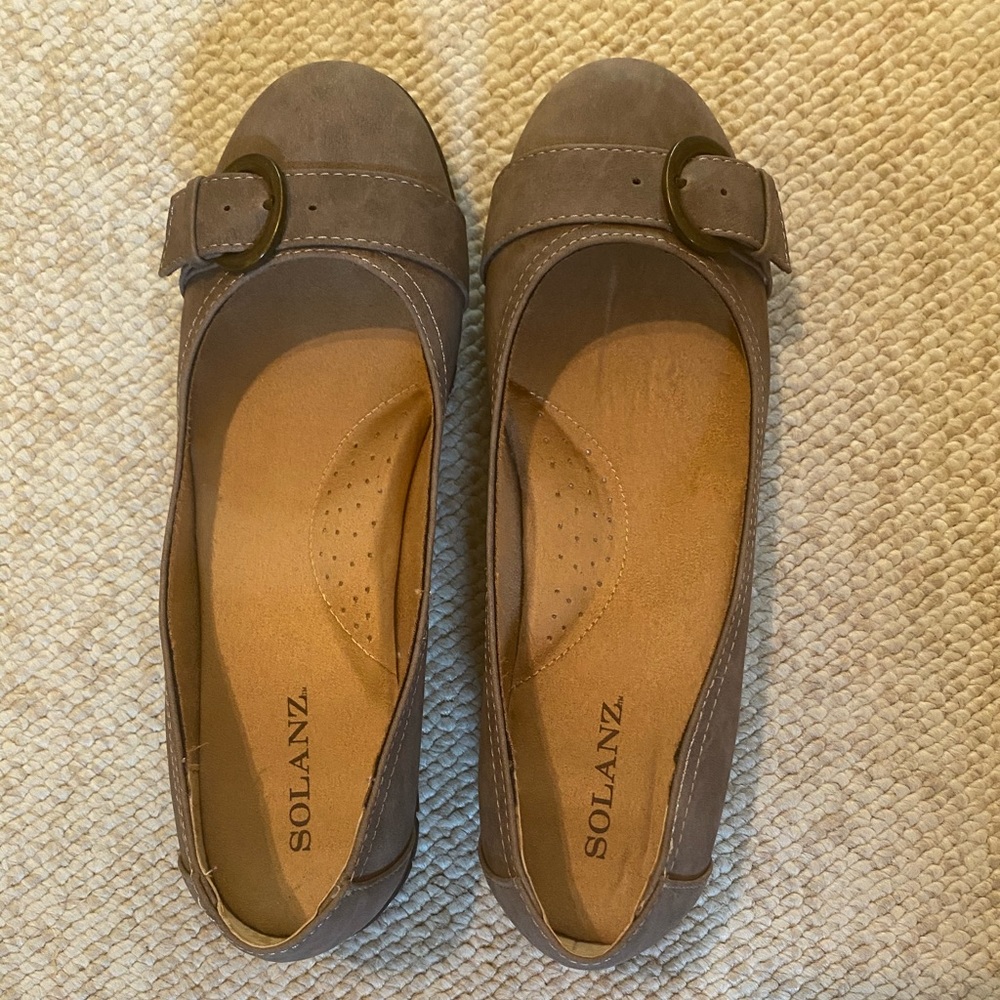 *HOLIDAY PRICE REDUCTION* Tan shoes size 10 Medium